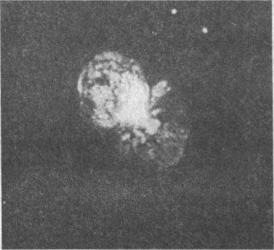 Рис. 2.1. Расширяющаяся оболочка вокруг звезды Эта Киля — последствие медленного взрыва 1841 г. (снимок Космического телескопа Хаббл)