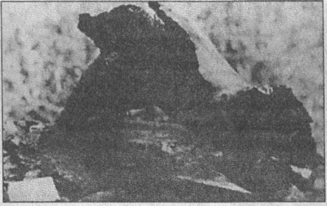Рис. 45. Обломки загадочного тела, упавшего 15 мая 1994 г., хранящиеся в Харьковской астрономической обсерватории. Для масштаба слева внизу находится коробка спичек