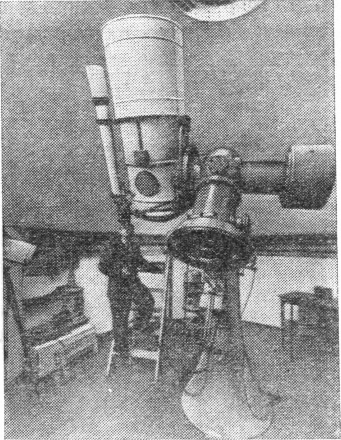 Рис. 9. Телескоп Максутова (о котором мы подробно расскажем дальше), установленный на Пулковской обсерватории. В руках у наблюдателя — клавиши управления, позволяющие направлять телескоп в нужную точку неба простым нажатием кнопок