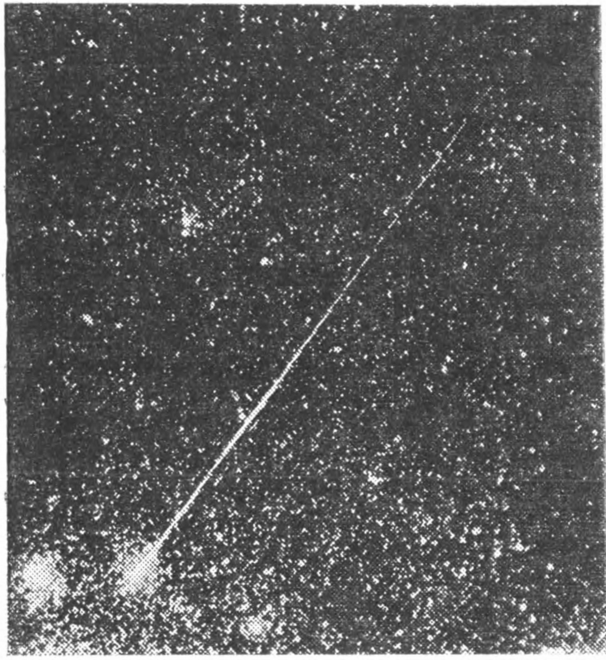 Рис. 91. Фотография яркого метеора. Утолщения следа метеора указывают на повторные вспышки его яркости при полете