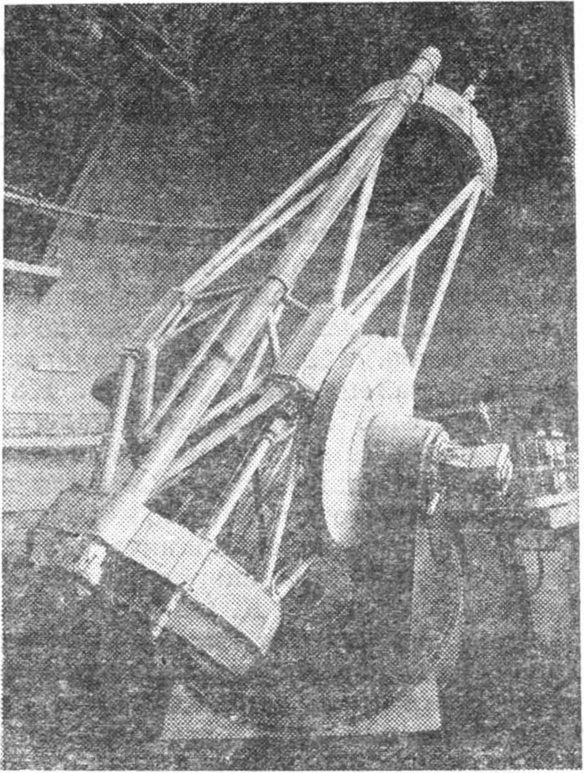 Рис. 12. Вот как выглядят 2,6-метровые телескопы-рефлекторы, установленные на Крымской и Бюраканской обсерваториях