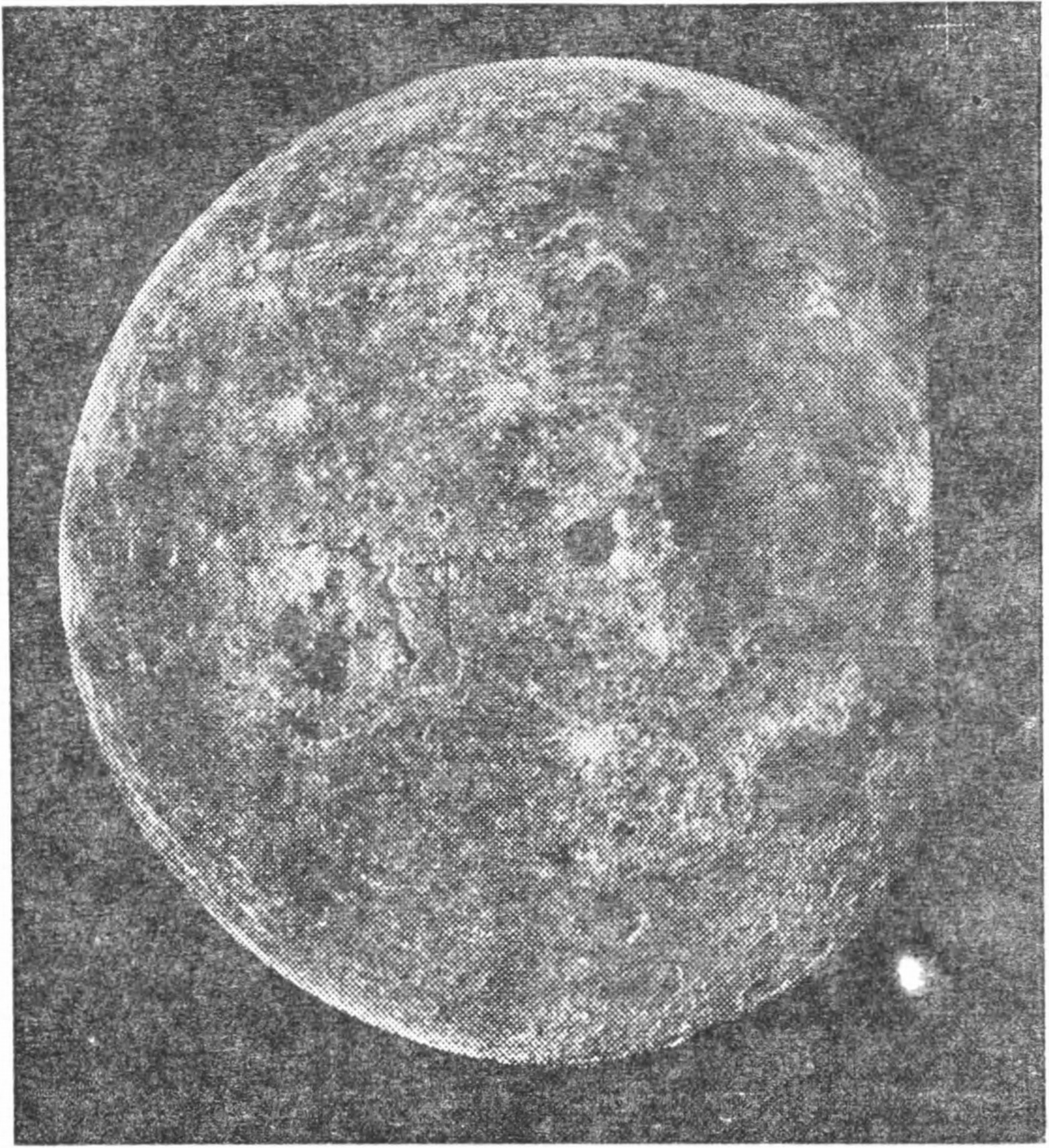 Рис. 32. Фотография обратной стороны Луны, полученная 23 октября 1970 г. советской автоматической межпланетной станцией «Зонд-8»