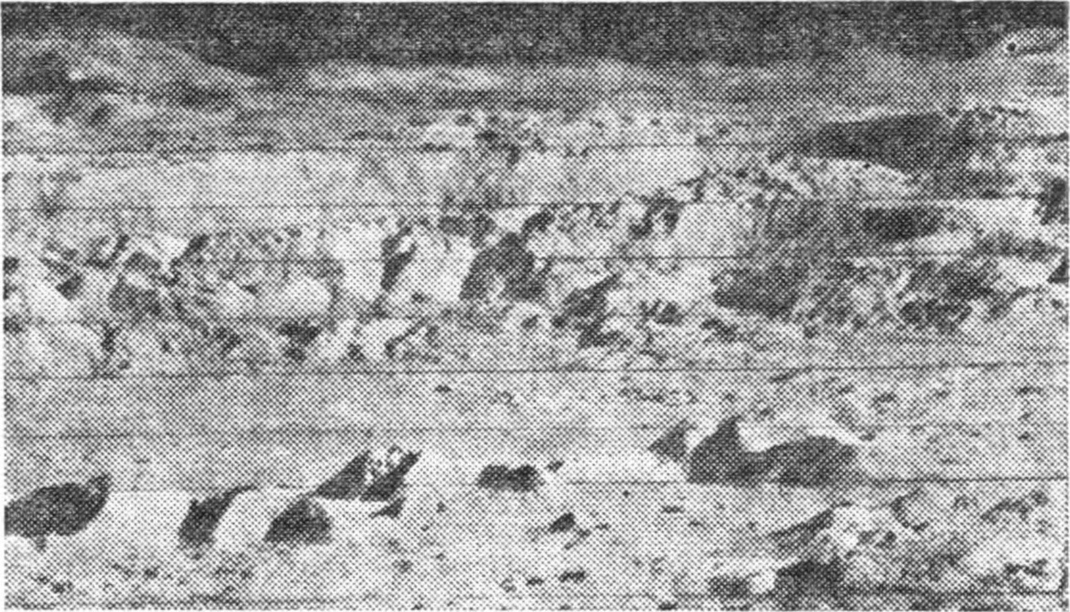Рис. 36. Внутренний вид кратера Коперник и его центральной «горки». Снято с искусственного спутника Луны «Орбитер-2» с высоты около 50 км