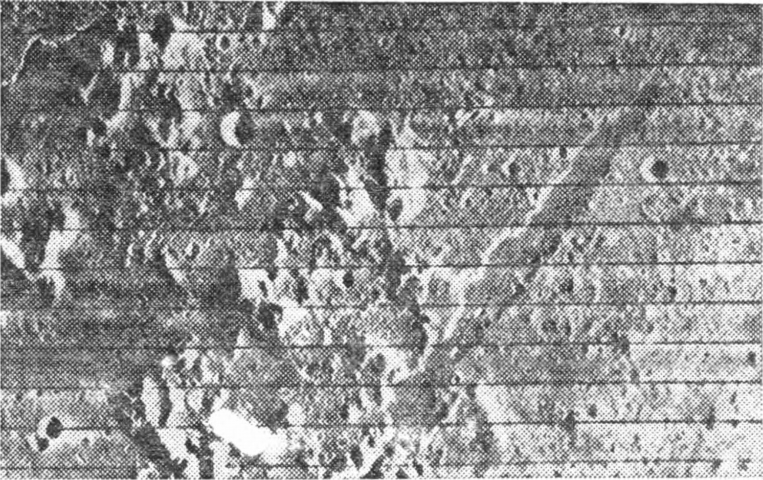 Рис. 37. Фотография лунных Альп и Альпийской долины с трещиной вдоль нее с искусственного спутника Луны «Орбитер-4»
