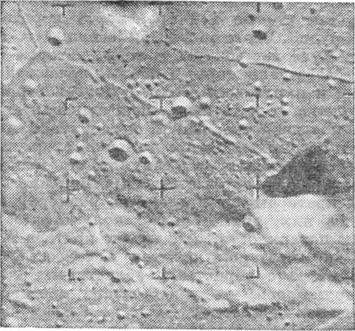 Рис. 38. Пик кратера Альфонс, отбрасывающий треугольную тень, и лунные трещины