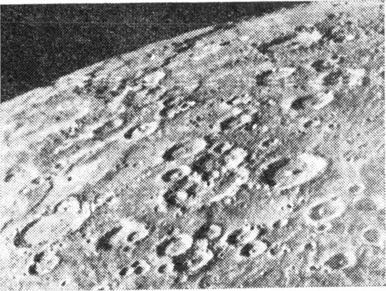 Рис. 47. Кратеры Меркурия вблизи лимба