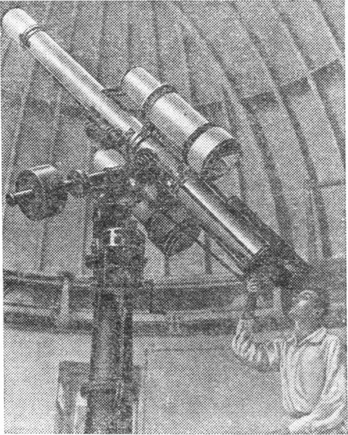 Рис. 8. Двойной астрограф Симеизской обсерватории. У окулярного конца контрольной трубы астрографа — автор этой книги. (Снимок 1931 г.)