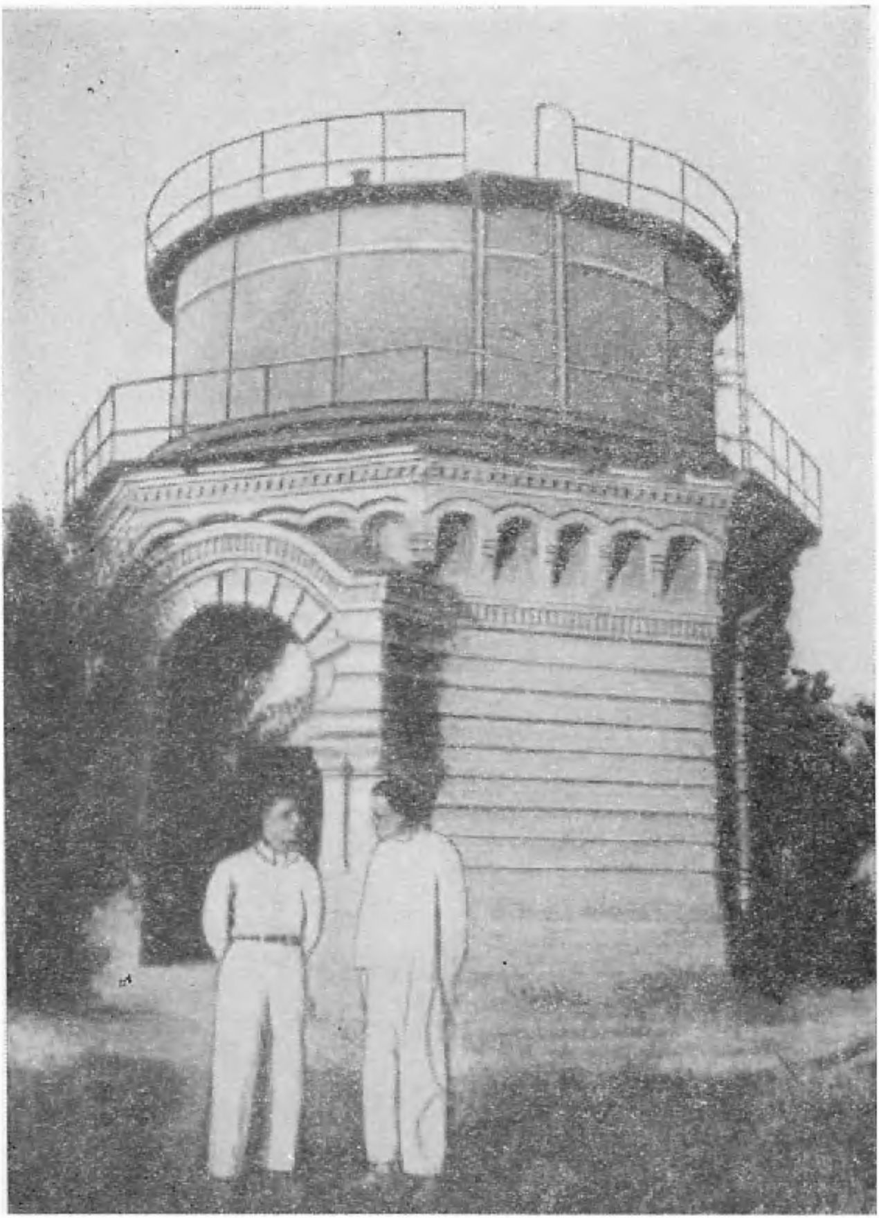 Рис. 57. Башня нормального астрографа Ташкентской обсерватории (фото 30-х годов нашего столетия)