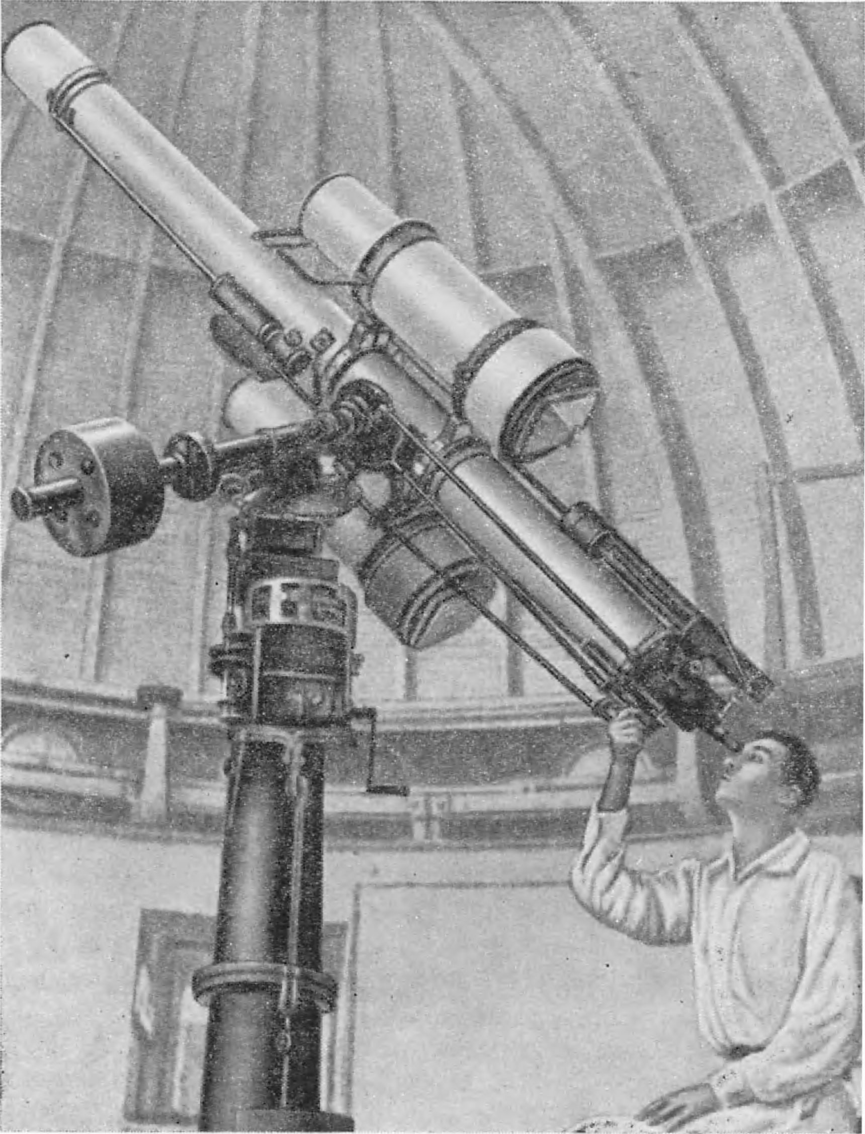 Рис. 75. Двойной 12-сантиметровый астрограф Симеизской обсерватории (снимок сделан в 1931 г.)