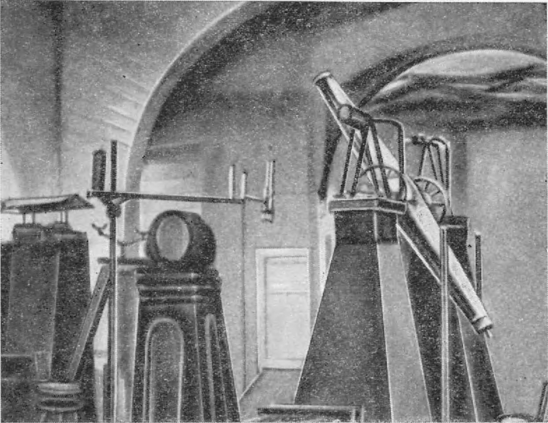 Рис. 36. Пассажный инструмент Пулковской обсерватории (старая установка)
