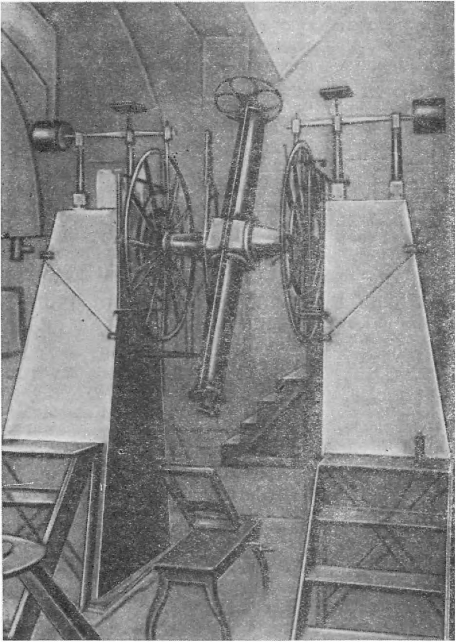 Рис. 38. Меридианный круг Пулковской обсерватории