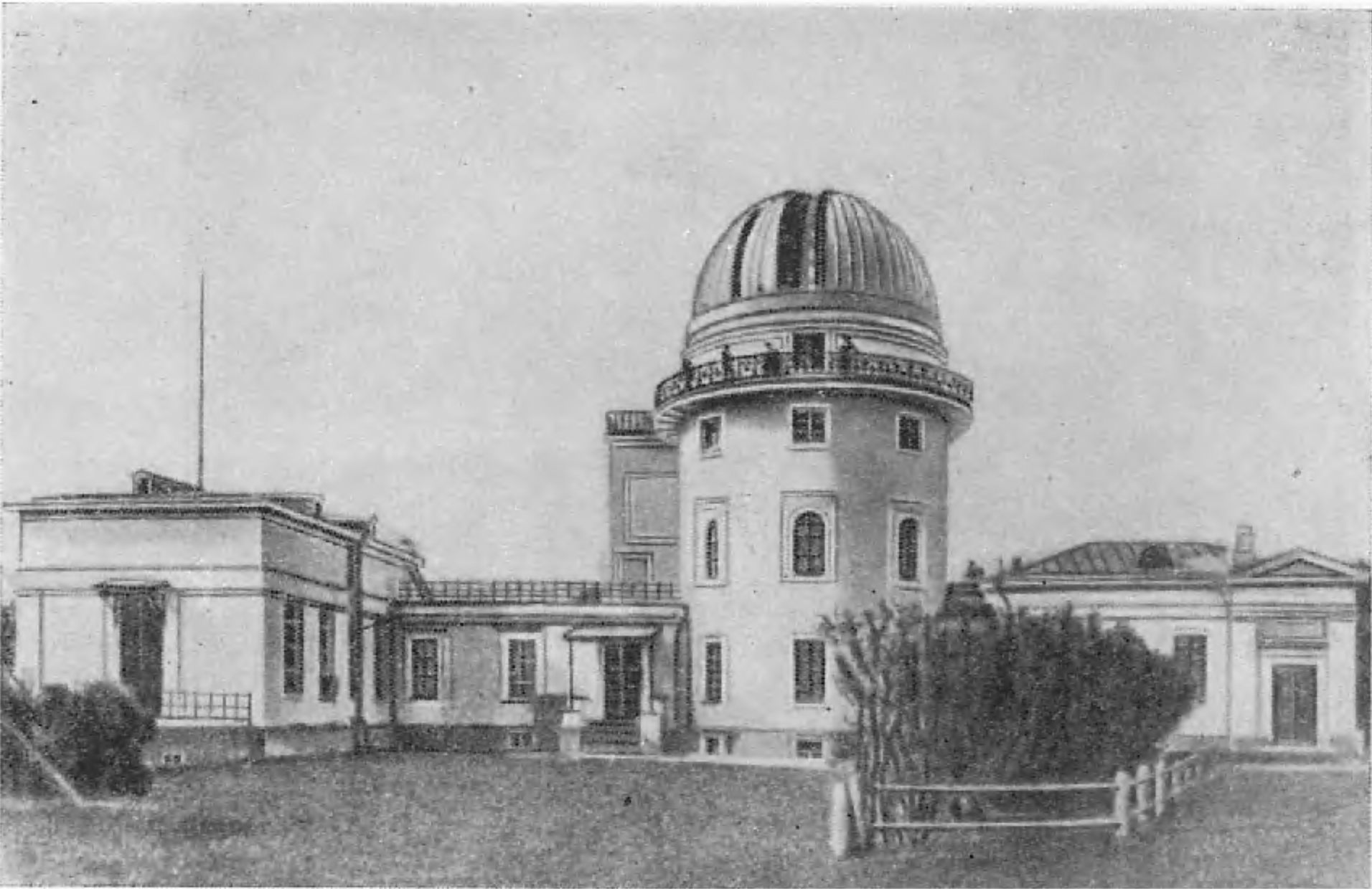 Рис. 46. Московская обсерватория после расширения ее в 1897—1903 гг