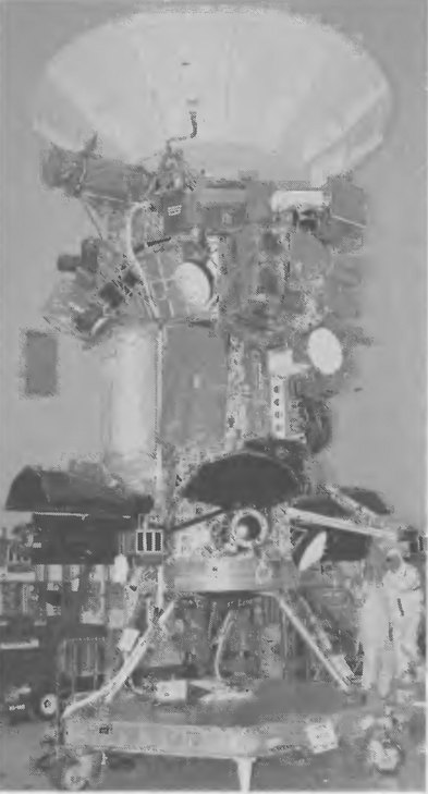Рис. 8.11. Межпланетный зонд «Кассини» во время испытаний в Космическом центре