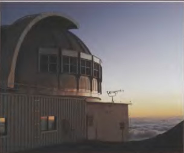 Обсерватория Мауна-Кеа на острове Гавайи (высота 4200 м), где установлено несколько гигантских телескопов разных стран. Это одно из лучших мест в мире для оптической ИК- и субмиллиметровой астрономии. На фото: башня 3,8-метрового английского инфракрасного телескопа UKIRT (United Kingdom Infrared Telescope)