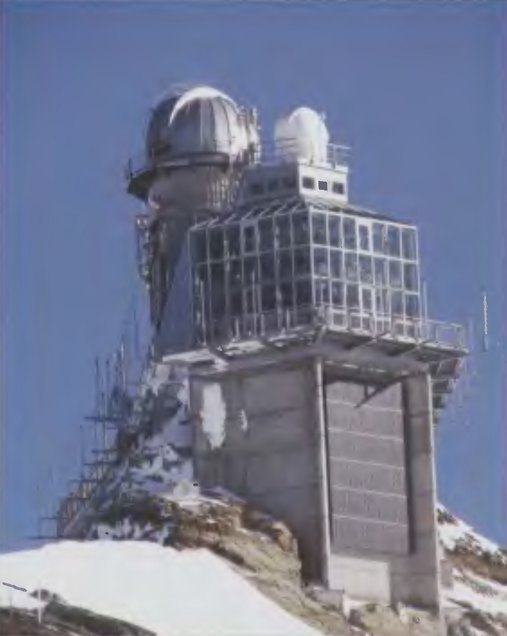 Высокогорная обсерватория «Сфинкс» (Sphinx) на горе Jungfraujoch в Альпах, на высоте 3,5 км, была основана в 1937 г. Сейчас ученые Швейцарии, Франции и других стран изучают здесь Солнце, звезды и земную атмосферу В главной башне находится 76-сантиметровый рефлектор системы Кессегрена + фокус куде. В маленькой белой башне укрыты метеорологические приборы. В нижних этажах расположены небольшие, но удобные лаборатории, библиотека, комнаты отдыха, спальни, кухня — одним словом, всё, что нужно для плодотворной научной вахты