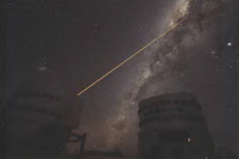 Обсерватория ESO на горе Паранал (Чили). Ее четыре 8,2-метровых телескопа с четырьмя вспомогательными 1,8-метровыми вместе представляют самый мощный астрономический инструмент в мире. Внизу: лазерный луч создает в верхнем слое атмосферы «искусственную звезду» для системы адаптивной оптики, позволяющей получить четкий снимок ядра Галактики