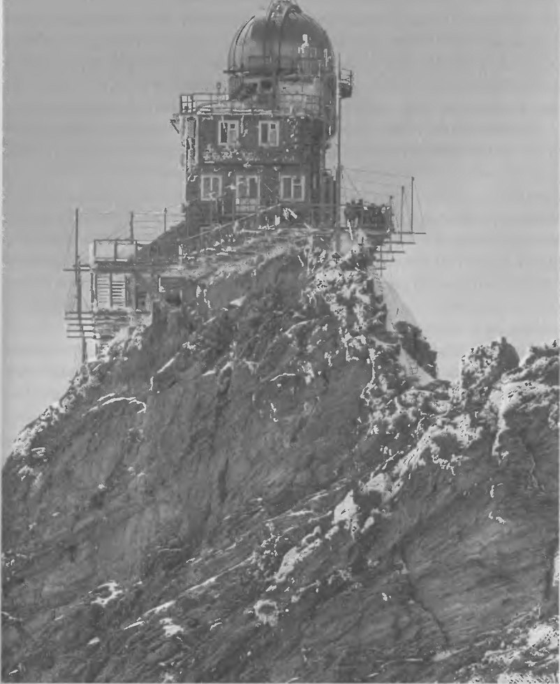 Рис. 3.24. Высокогорная обсерватория «Сфинкс» в Швейцарских Альпах на высоте 3570 м. Здесь занимаются инфракрасными исследованиями атмосферы и Солнца. В башне находится 76-сантиметровый кассегреновский рефлектор