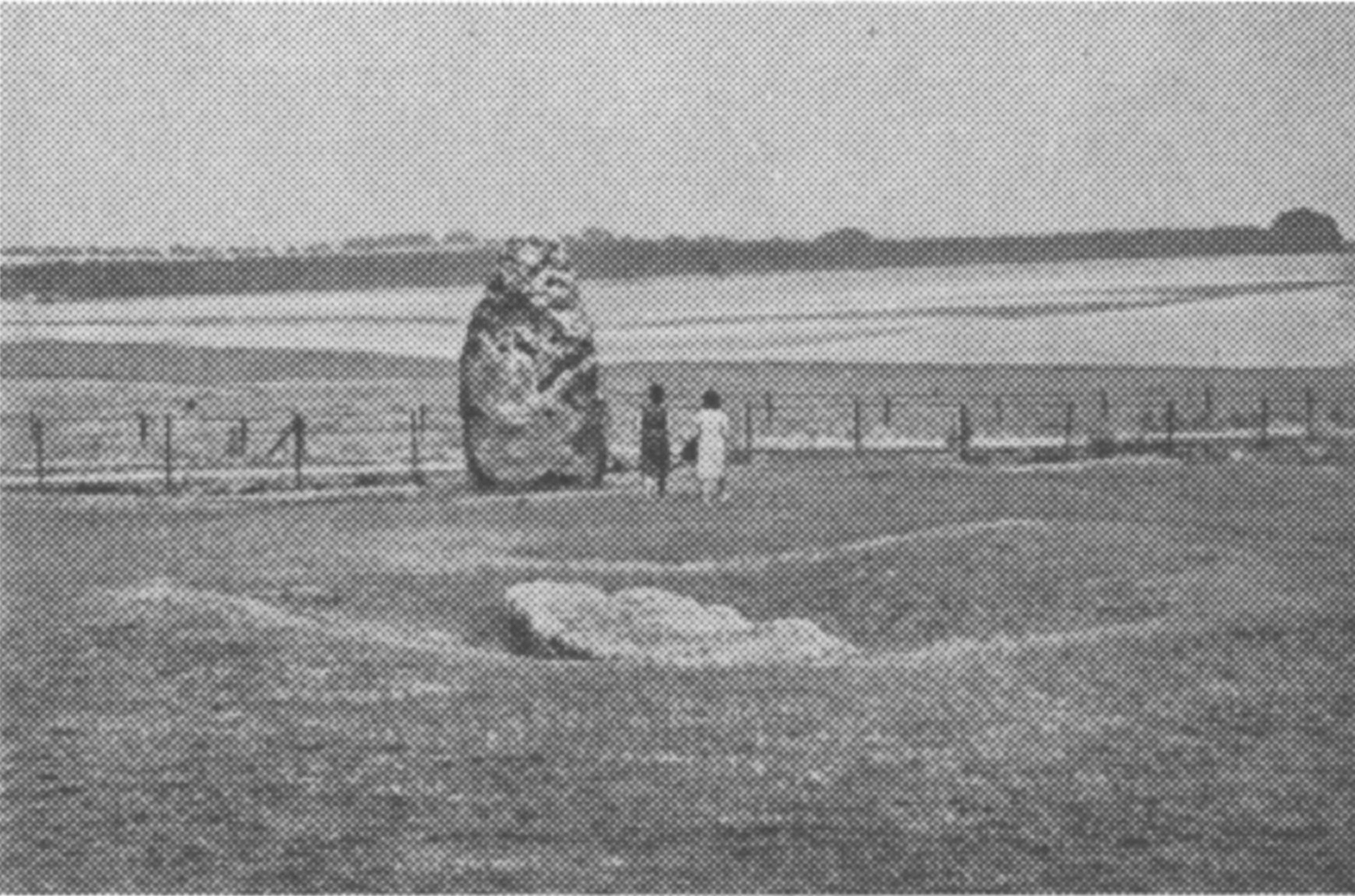Фото 9. Вид «Эшафота» и Пяточного камня со стороны арки № 30—1, июль 1964 г. Фотоаппарат был установлен на высоте 168 сантиметров. Обратите внимание, что вершина Пяточного камня видна точно на уровне горизонта
