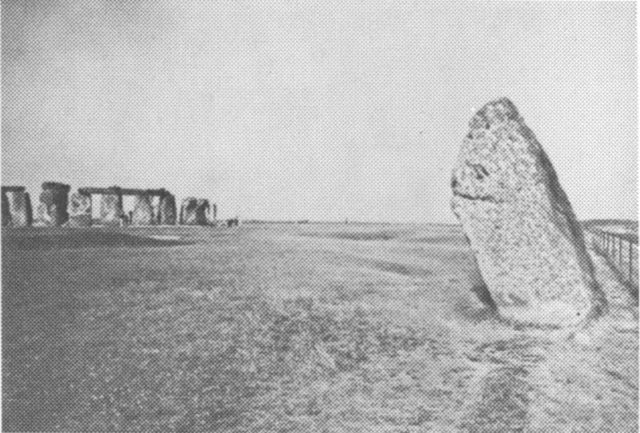 Фото 10. Пяточный камень, вид с востока; обратите внимание на его наклон