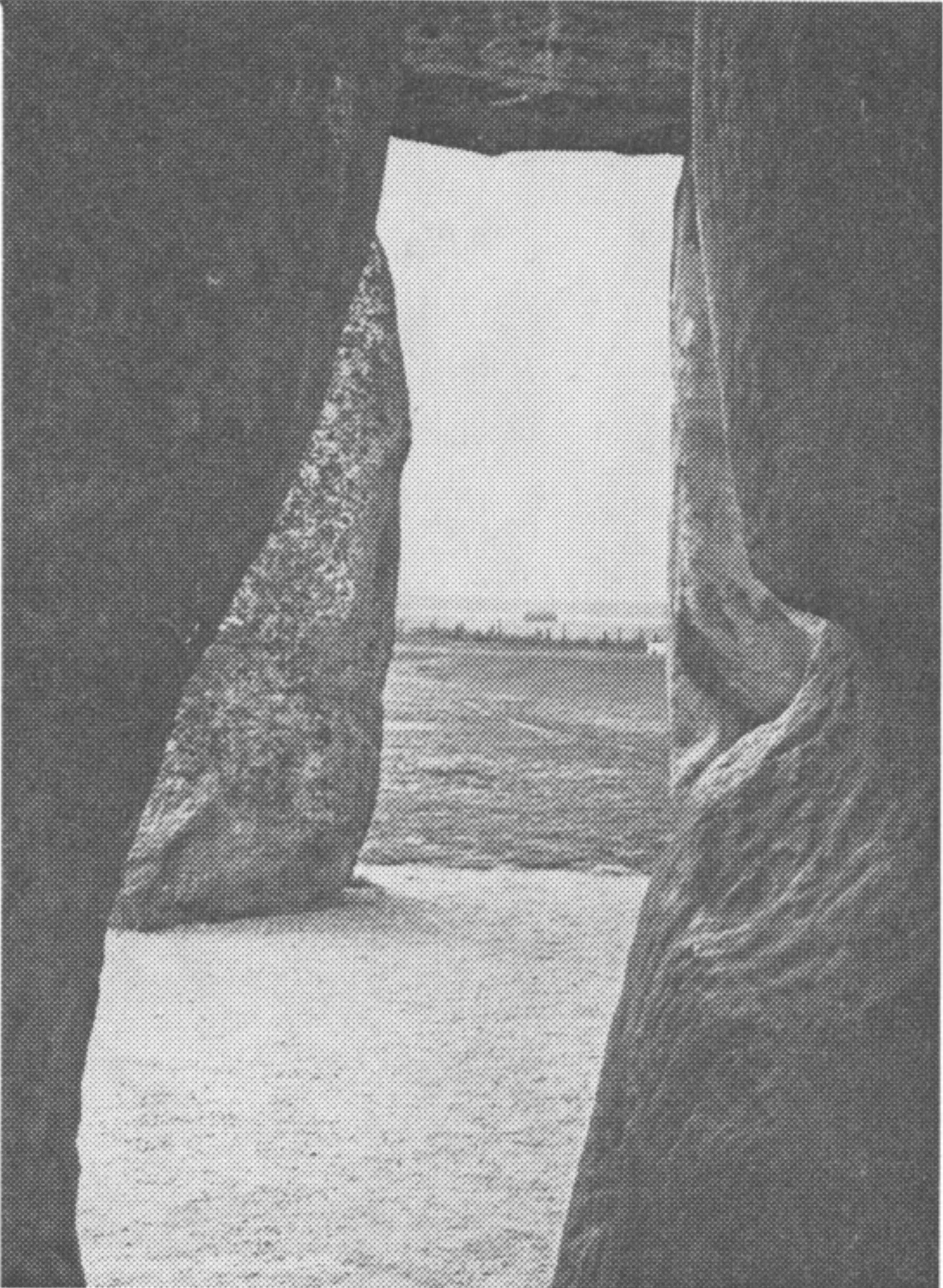 Фото 15. Трилит захода Луны № 57—58 и вид сквозь сарсеновую арку № 21—22