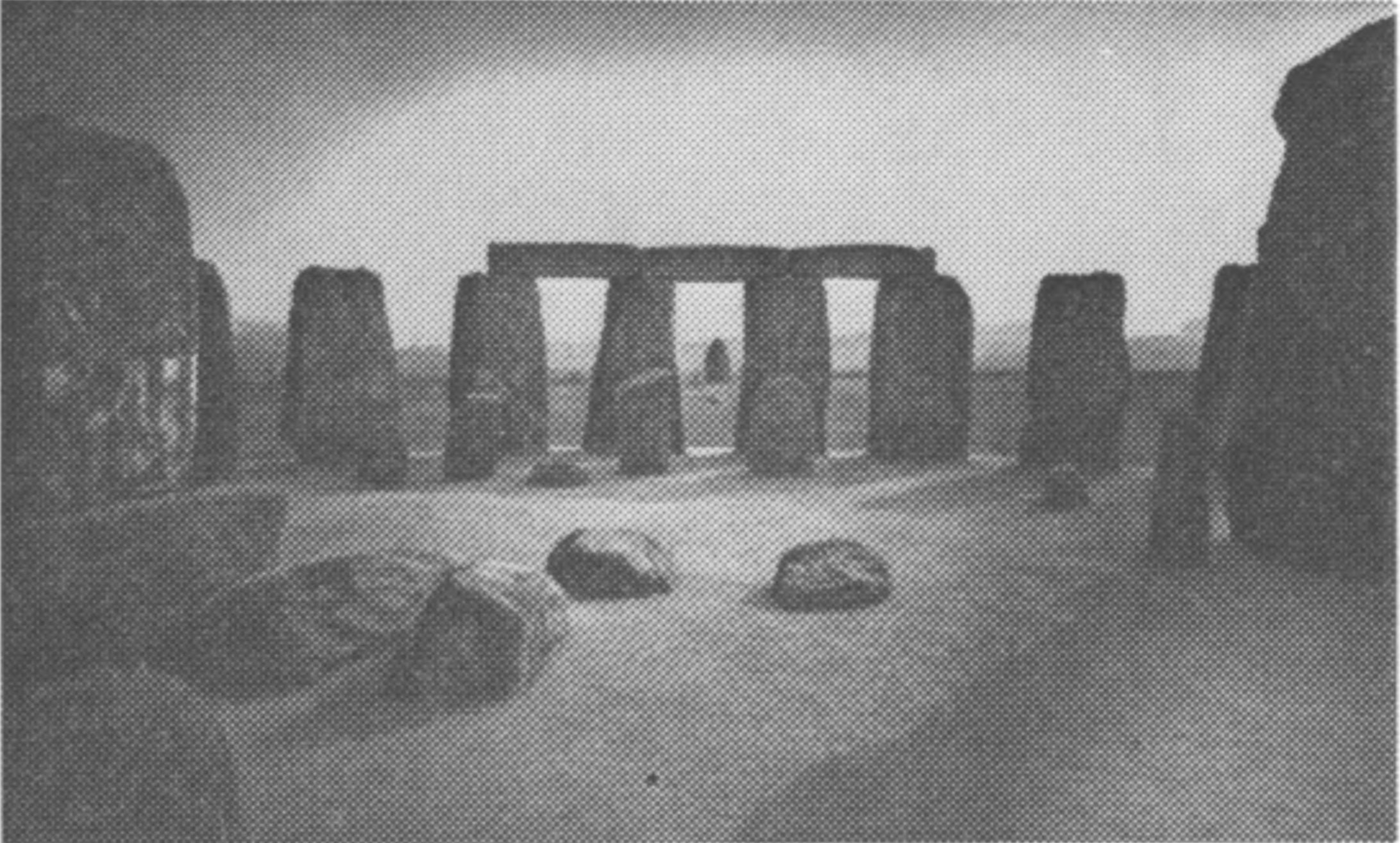 Фото 16. Доисторическая «декорация» — Пяточный камень в обрамлении арки № 30—1