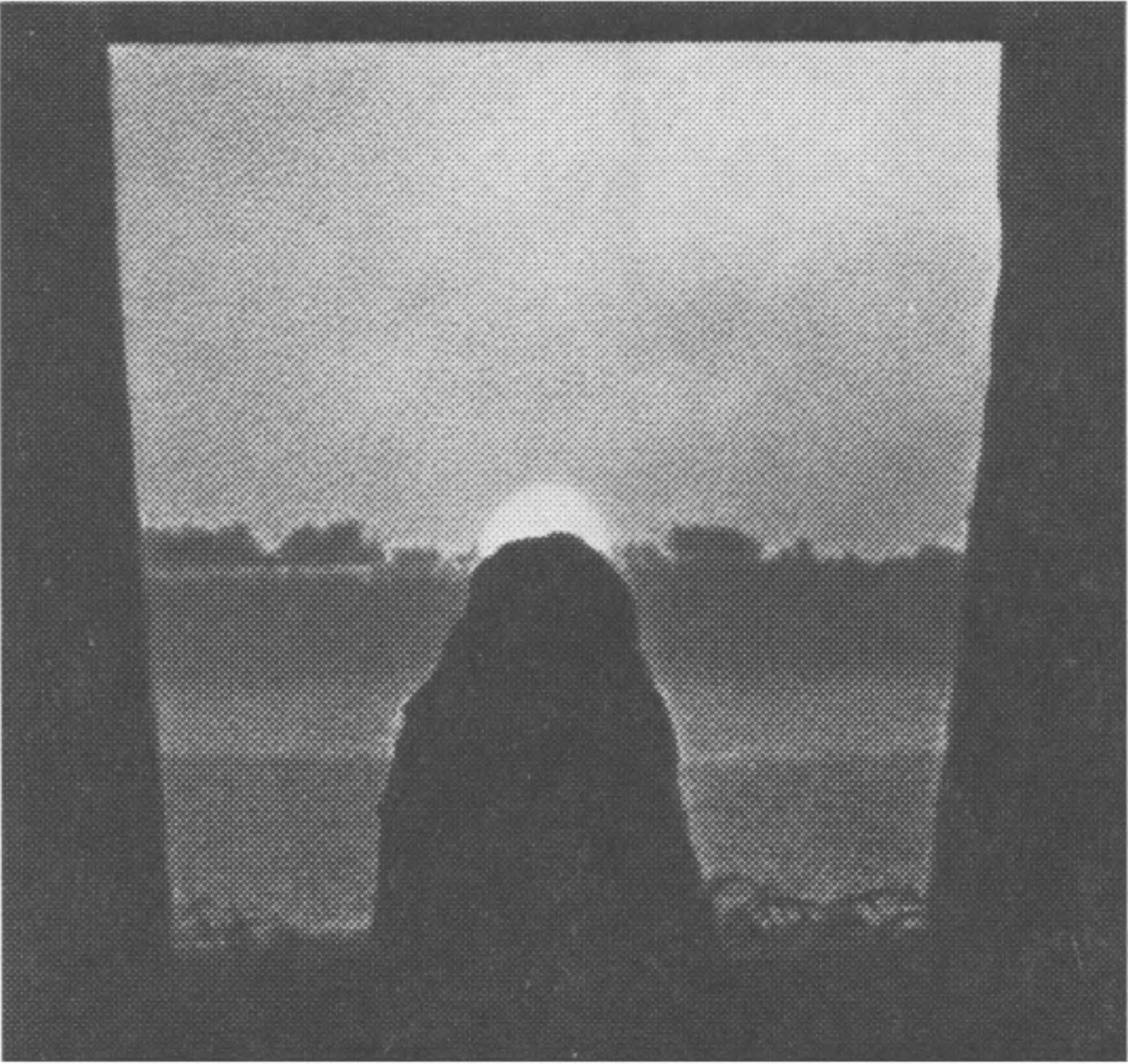 Фото 18. Снимок восхода Солнца 20 июня 1964 г., сделанный телеобъективом. В 2000 г. до н. э. Солнце находилось бы выше на один свой диаметр