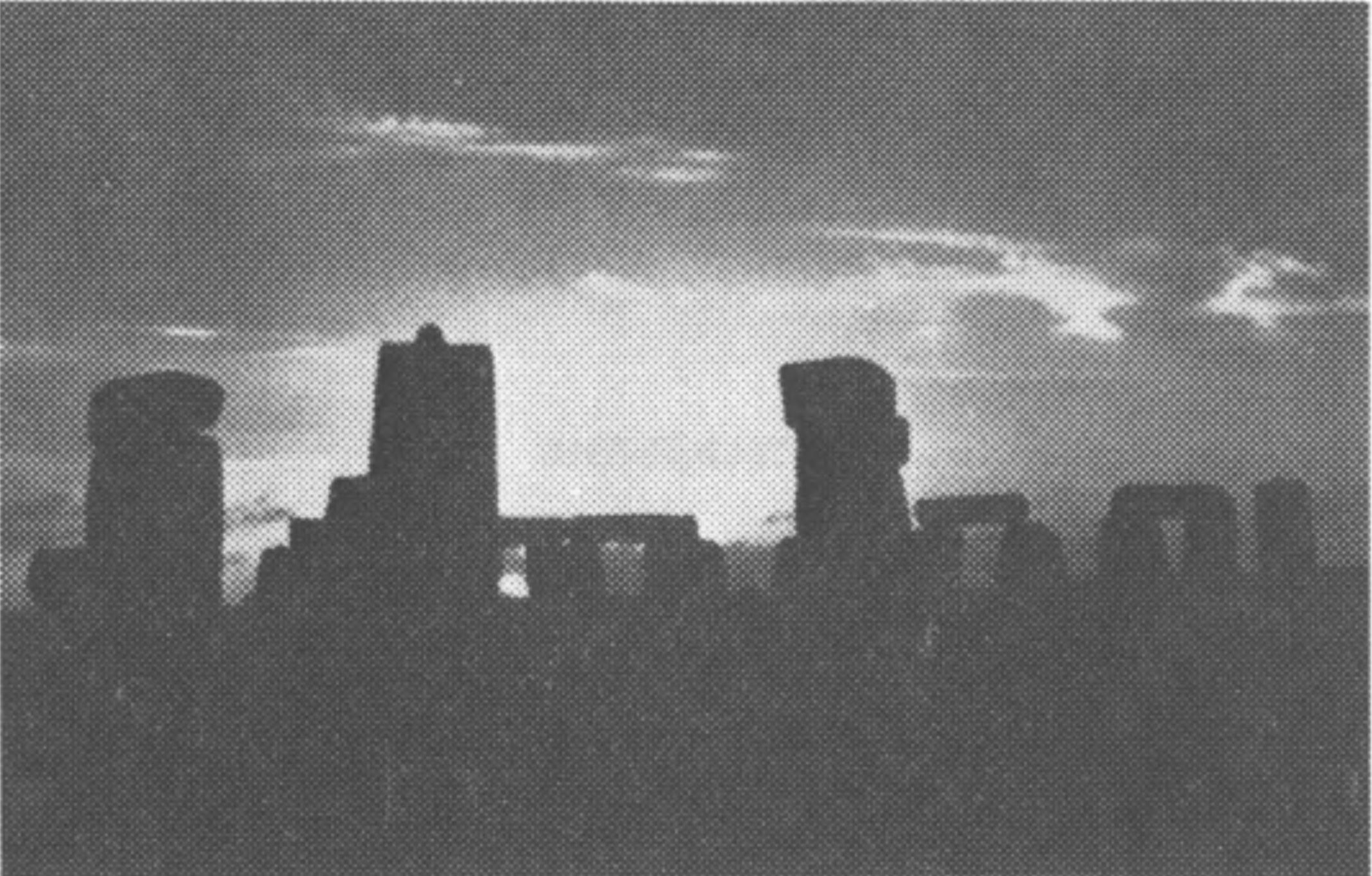 Фото 20. Восход Солнца в день летнего солнцестояния 22 июня 1962 г., снятый в направлении главной оси Стоунхенджа через сохранившуюся половину большого трилита и сарсеновую арку № 30—1 на Пяточный камень