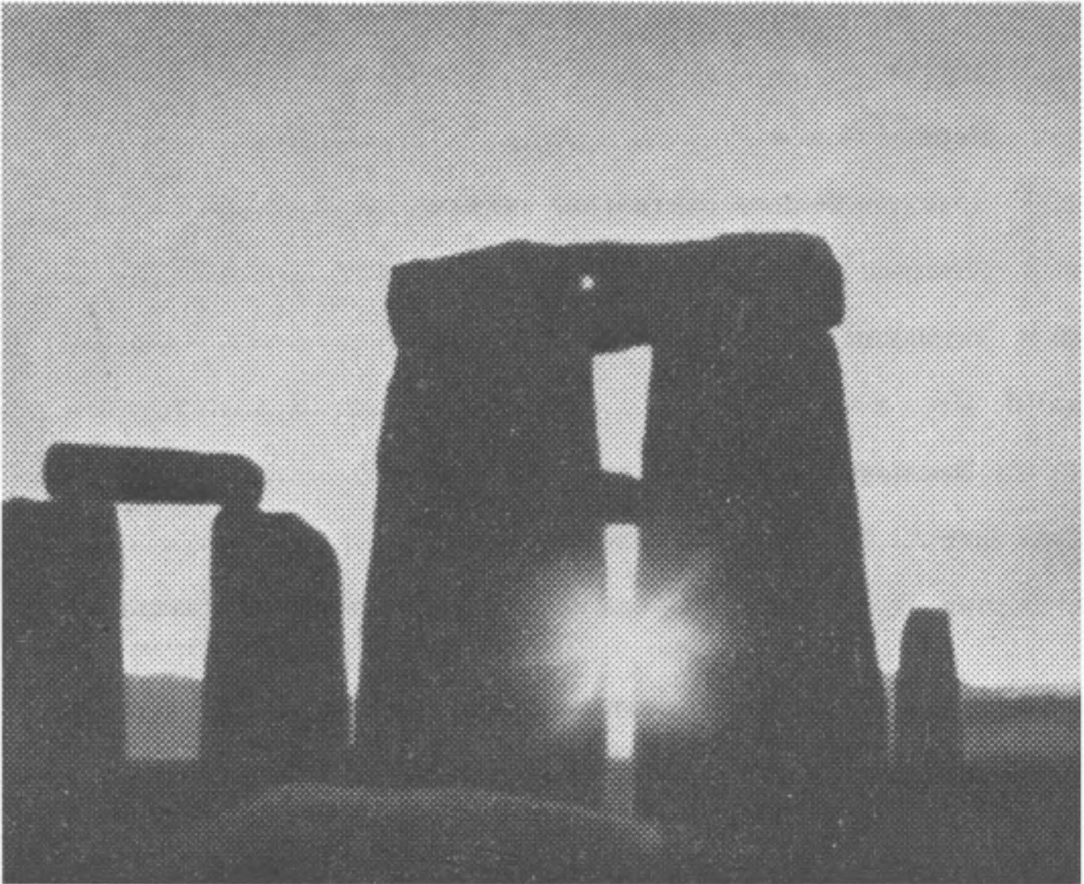 Фото 21. Солнце в день зимнего солнцестояния, видимое через трилит восхода Солнца. Снимок сделан широкоугольным объективом в декабре 1964 г.