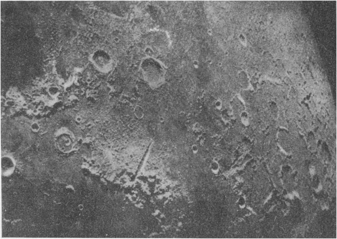 Фотография участка лунной поверхности с кольцевыми горами