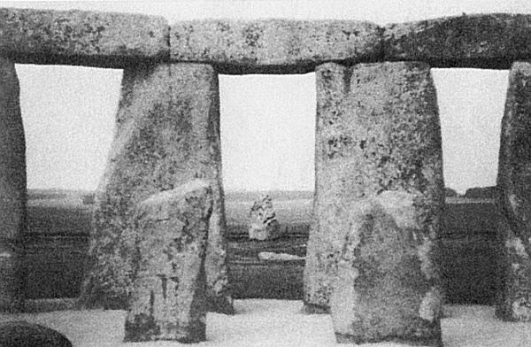 11. Вид на Пяточный камень из центрального круга Стоунхенджа