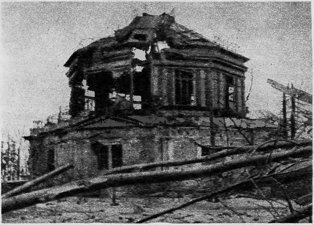 Здание, в котором помещался 30-дюймовый рефрактор, разрушенное гитлеровцами во время Великой Отечественной войны