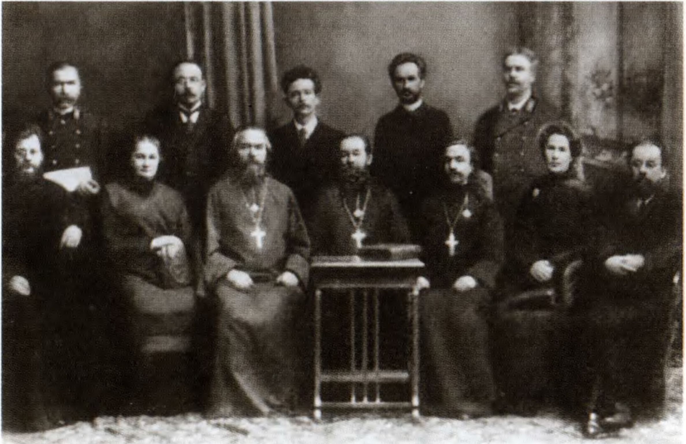 Преподаватели Калужского епархиального училища. Циолковский крайний справа в первом ряду. Фото из собрания ГМИК 1914 г