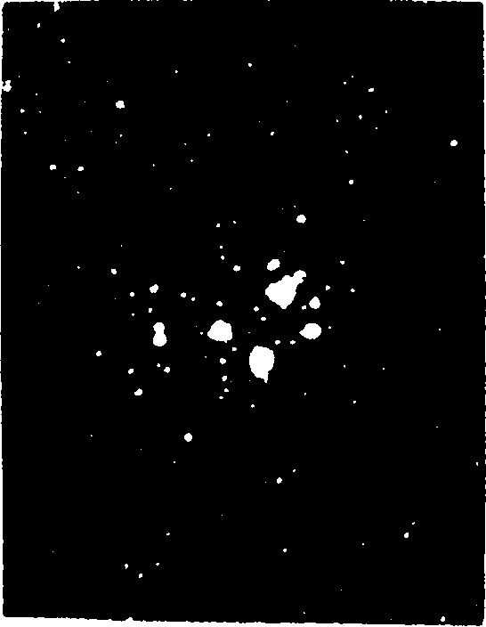 Звездное скопление Плеяды Более яркие из звезд окружены пылью, освещенной светом этих же звезд