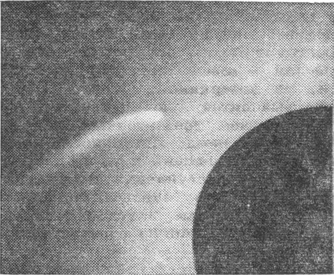 Рис. 83. Комета Икейя около Солнца, закрытого темным кружком