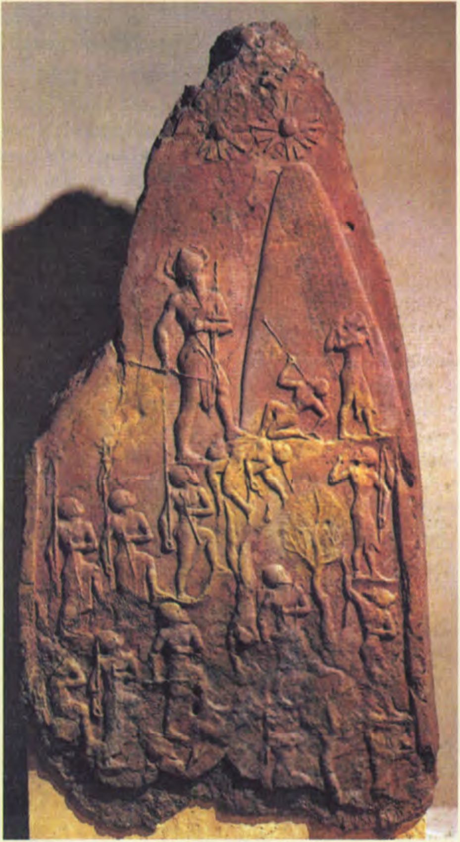 Победная Стела Нарам Син, 2100 г. до н.э. Победоносный Царь ведет свой отряд на вершину горы, возможно, чтобы почтить астральных божеств, благословивших его кампанию. (Лувр)